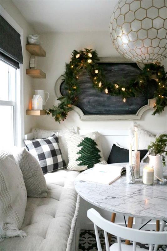 Αίσθηση Hygge τα Χριστούγεννα, φωτεινή, απλή ατμόσφαιρα, τυπικός λευκός καναπές, τραπέζι φαγητού, μικρή διακόσμηση