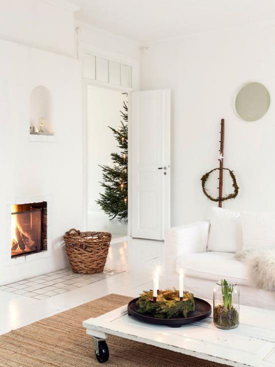 Αίσθηση Hygge για χριστουγεννιάτικη απλή ατμόσφαιρα όλα σε λευκό μικρό διακοσμητικό ψάθινο καλάθι Χριστουγεννιάτικο δέντρο