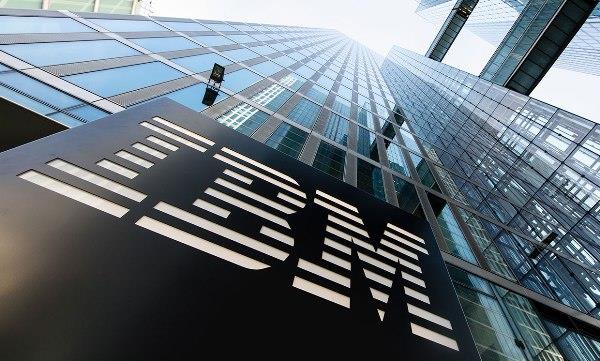 Η IBM κατοχυρώνει με δίπλωμα ευρεσιτεχνίας το πρώτο πτυσσόμενο κτίριο λογότυπου smartwatch ibm στον κόσμο