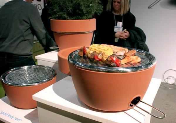 Μπάρμπεκιου και κήπος με βότανα σε έξυπνη ιδέα σχεδιασμού μπαλκονιού