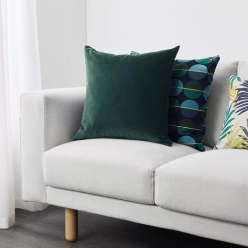 Κατάλογος Ikea 2019 Εξώφυλλα μαξιλαριών Sanela από βελούδινα φυσικά χρώματα σμαραγδένιο πράσινο