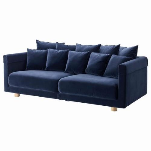 Κατάλογος Ikea 2019 Καναπές της Στοκχόλμης σε μπλε ναυτική απόχρωση στο σαλόνι