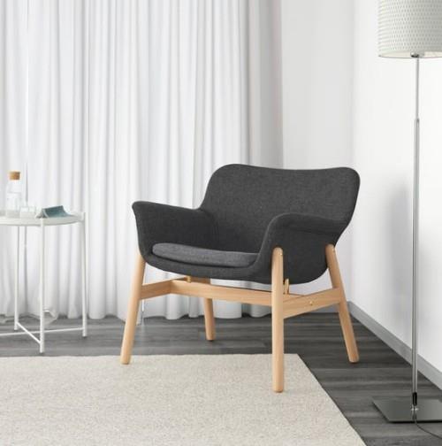 Κατάλογος Ikea 2019 Πολυθρόνα Vedbo από ανοιχτό ξύλο μαύρη βελούδινη ταπετσαρία