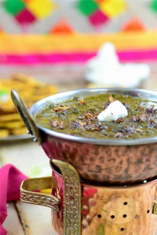 Ινδικό μαγείρεμα ινδικού φαγητού με σπανάκι
