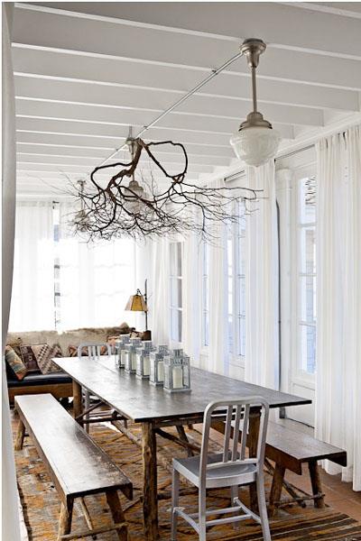 Εσωτερική διακόσμηση με κλαδιά - λάμπες τραπέζι τραπεζαρίας οροφής