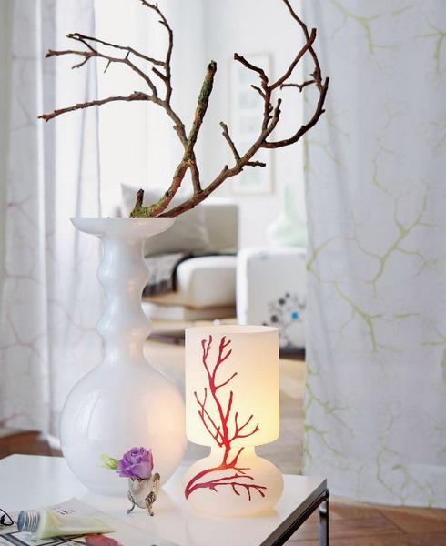 Εσωτερική διακόσμηση με κλαδιά βάζο κερί τραπέζι σαλόνι