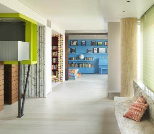 Εσωτερικά σχέδια με δροσερή διακόσμηση μπλε φρέσκα ράφια τοίχου βιβλία πράσινα