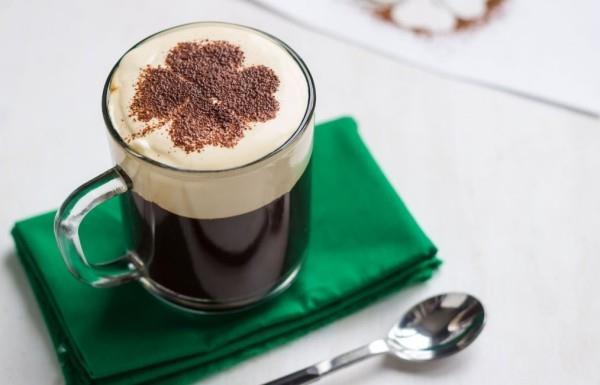 Ιρλανδικός καφές κρεμώδες νόστιμο δημοφιλές ποτό εορταστικό μενού