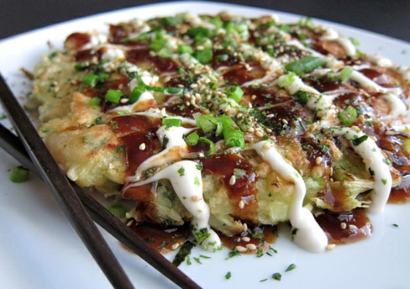 Συνταγές ιαπωνικής Okonomiyaki για τηγανίτες παγκοσμίως