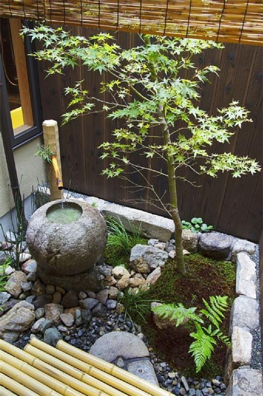 Ιαπωνικός κήπος υψηλής αισθητικής οπτική αρμονία πέτρες χαλίκι πέτρινο σιντριβάνι χαμηλής ανάπτυξης θάμνοι μπαμπού δέντρου