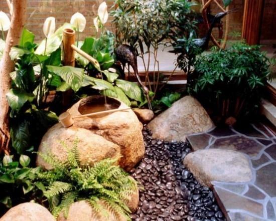 Ιαπωνικός κήπος πέτρες υψηλής αισθητικής οπτικής αρμονίας βότσαλα λευκή φτέρη kallas