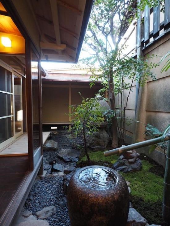 Ιαπωνικός κήπος υψηλής αισθητικής οπτική αρμονία πέτρες βρύα με νερό