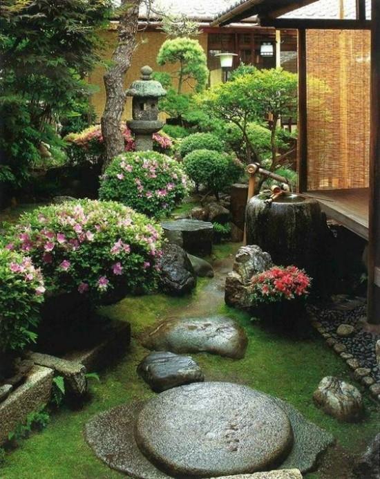 Ιαπωνικός κήπος υψηλής αισθητικής οπτική αρμονία πέτρες βρύα πράσινα φυτά ανθισμένοι θάμνοι