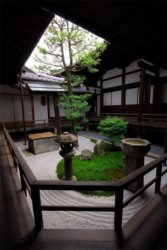 Οι ιαπωνικοί κήποι υψηλής αισθητικής πέτρες οπτικής αρμονίας κυματίζουν στην άμμο συμβολίζουν το ρέον νερό