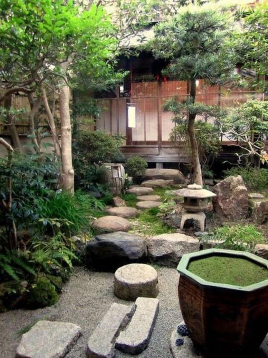 Ιαπωνικός κήπος υψηλής αισθητικής οπτική αρμονία πέτρες πράσινοι θάμνοι και δέντρα που δεν είναι πολύ ψηλά δημιουργούν μια αρμονική εικόνα
