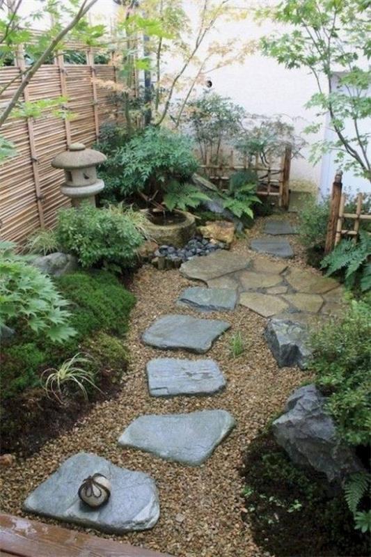 Ιαπωνικός κήπος υψηλής αισθητικής οπτική αρμονία πέτρινες πλάκες ως μονοπάτι χαλίκια πράσινα φυτά μπαμπού τοίχο