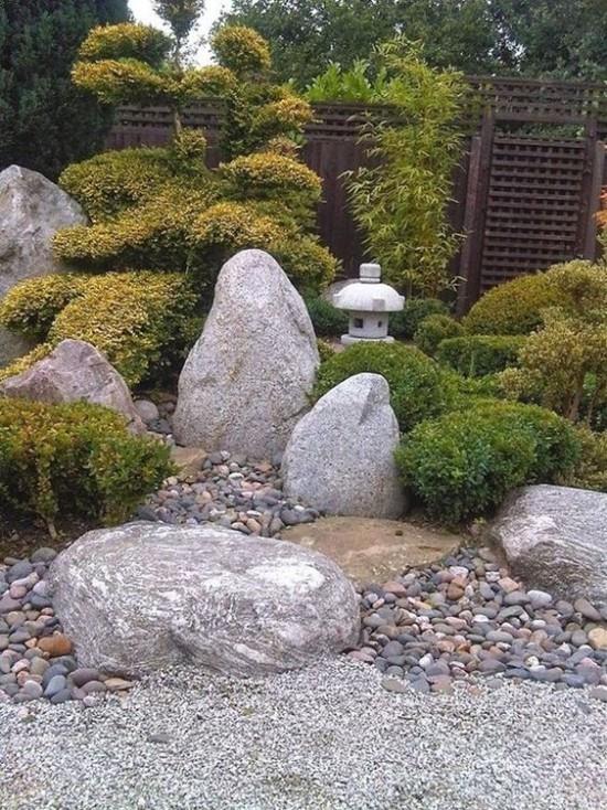 Ιαπωνικός κήπος υψηλής αισθητικής οπτική αρμονία μεγάλες πέτρες βότσαλα πράσινοι θάμνοι αρμονική εικόνα