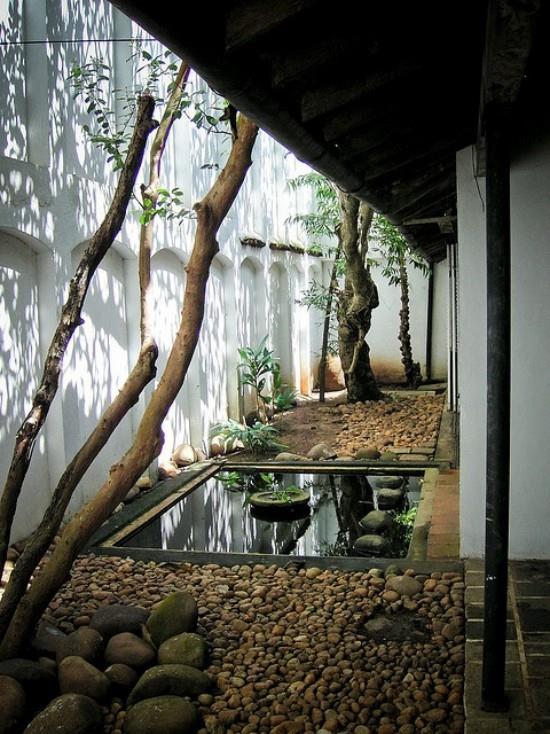 Ιαπωνικός κήπος υψηλής αισθητικής οπτικής αρμονίας στο χαλίκι του νερού στην πίσω αυλή
