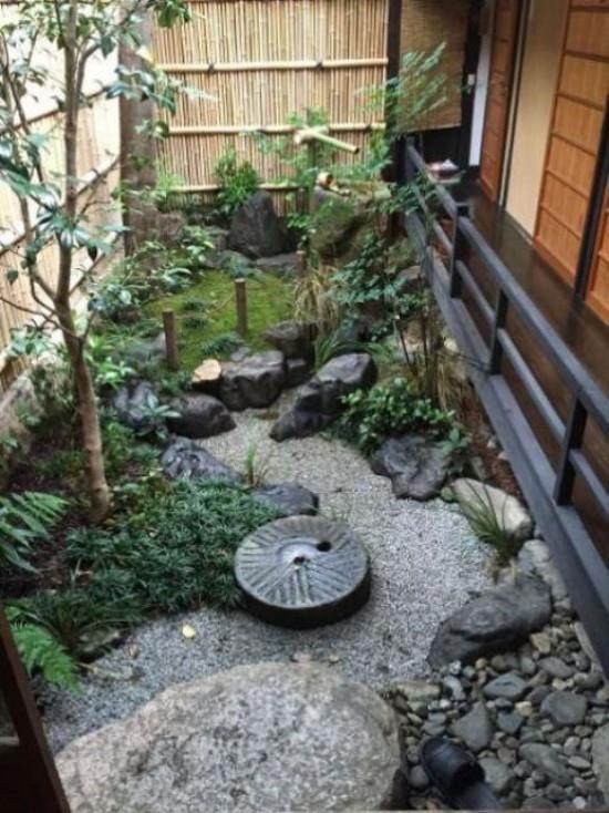 Ιαπωνική αυλή κήπου μπαμπού τοίχοι πέτρες βρύα χαλίκια πράσινα φυτά κάτω φράχτη