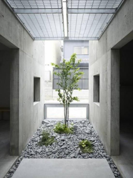 Ιαπωνικός κήπος στην πίσω αυλή πέτρινες πλάκες βότσαλο γκρι
