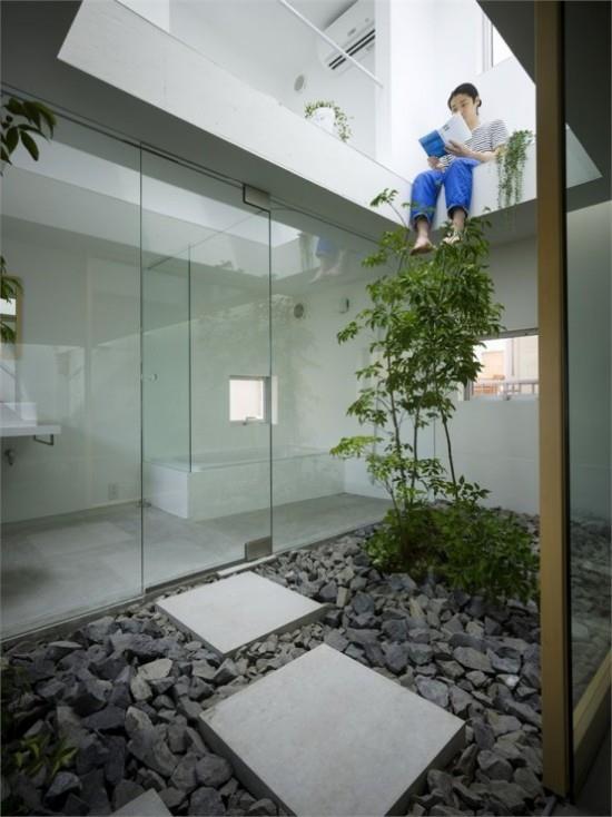 Ιαπωνικός κήπος αυλής μικρής έκτασης επιχρυσωμένοι τοίχοι από βότσαλο από γυαλί