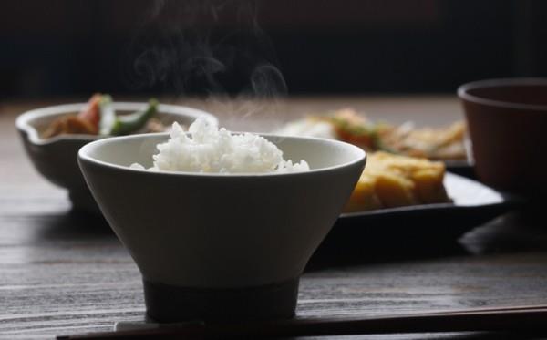 Το ρύζι ιαπωνικής κουζίνας σερβίρεται στον ατμό σε υγιεινό τρόπο ζωής