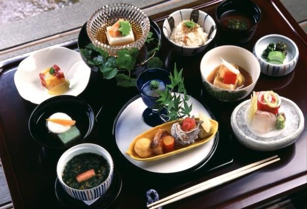 Ιαπωνικό φαγητό Ποικιλία πιάτων που προσφέρονται σύμφωνα με τις παλιές παραδόσεις