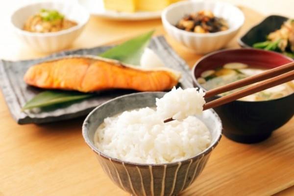 Ιαπωνικά τρόφιμα στον ατμό ρύζι σε μπολ το καλύτερο δυνατό συνοδευτικό για ψάρια