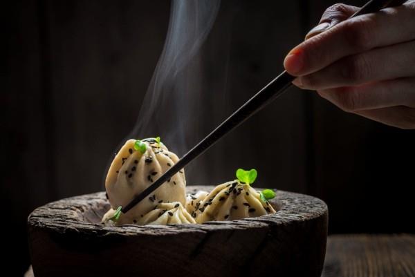 Ζεστό ιαπωνικό φαγητό σερβιρισμένο σε ξύλινο μπολ όμορφα τοποθετημένο