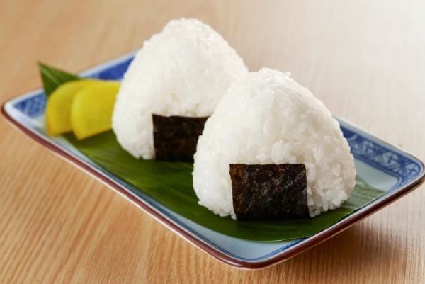 Ιαπωνικά τρόφιμα Ιαπωνικές μπάλες ρυζιού νόστιμες και υγιεινές