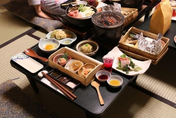 Οι ιαπωνικές τροφές παραδοσιακά μικρές μερίδες καταναλώνουν μεγάλη ποικιλία τροφίμων