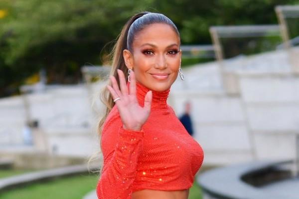 Η Jennifer Lopez 50 ετών, τέλεια εμφάνιση, μοιάζει με 20 χρόνια πριν