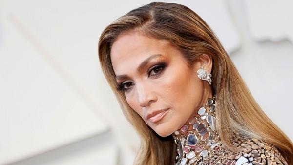 Jennifer Lopez 50 ετών τέλεια εμφάνιση καλή τύχη ως τραγουδίστρια