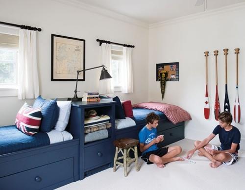 Παιδικό δωμάτιο αγοριού σε βασιλικό μπλε και λευκό θαλάσσιο στυλ