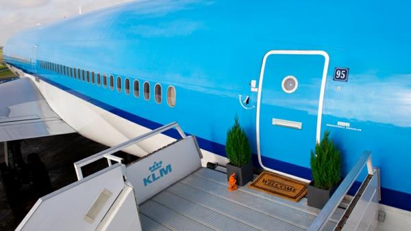 Τα κιγκλιδωμένα αεροσκάφη της KLM διανυκτερεύουν προσκλητικά