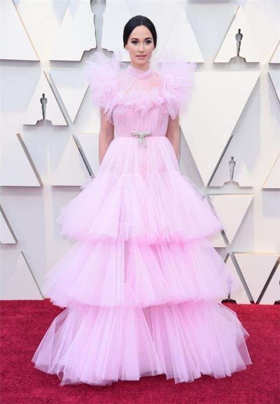 Η Kacey Musgraves φόρεσε ένα ροζ βραδινό φόρεμα της Giambattista Valli Couture.