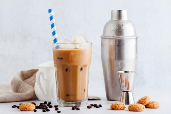 Πίνοντας καφέ Cafe frappe δημοφιλές στην Ελλάδα