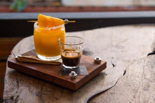 Πιείτε καφέ στην Τζαμάικα που σερβίρεται με χυμό πορτοκάλι