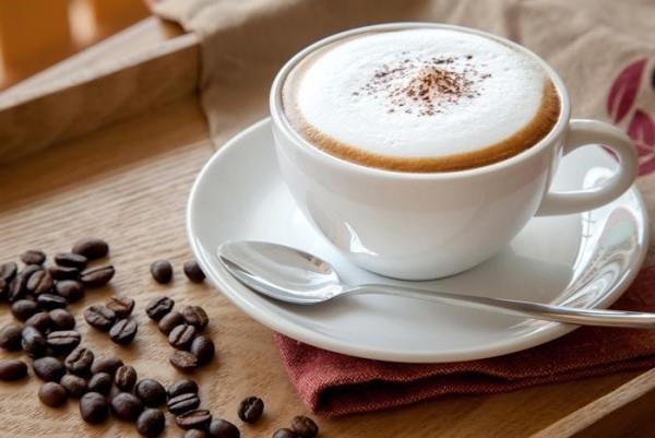 Πιείτε γαλλικό καφέ Cafe au lait το παραδοσιακό ποτό πρωινού