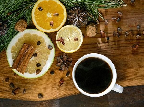 Πιείτε καφέ τον χειμώνα εκλεπτυσμένο με μπαχαρικά και λεμόνι