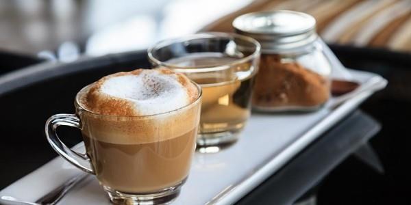 Πίνοντας καφέ στο Australia Flat White Cappuccino με αφρό γάλακτος
