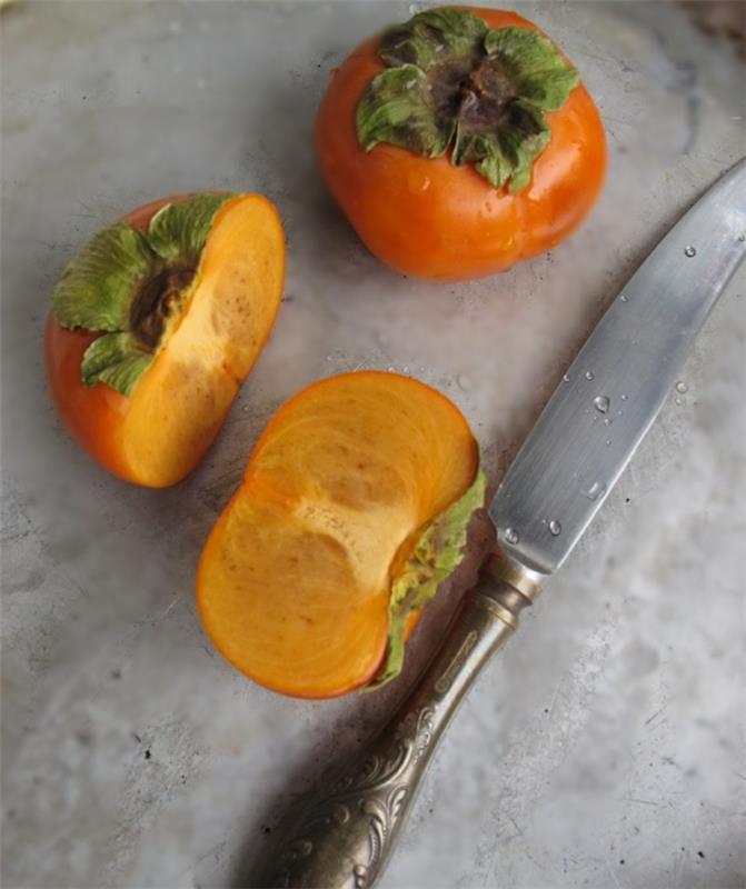 Λωτός φρούτα λωτός τρώει sharon κομμάτια φρούτων χακί βιταμίνες μαχαίρι