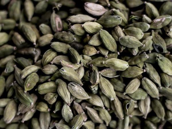 Κάρδαμο τσάι - Πόσο υγιεινό είναι το εξωτικό μπαχαρικό από την Ινδία, πράσινοι λοβοί, υγιεινά αρωματικά όμορφα