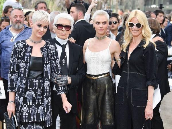 Ο Karl Lagerfeld είναι δημοφιλής με μοντέλα και αστέρια