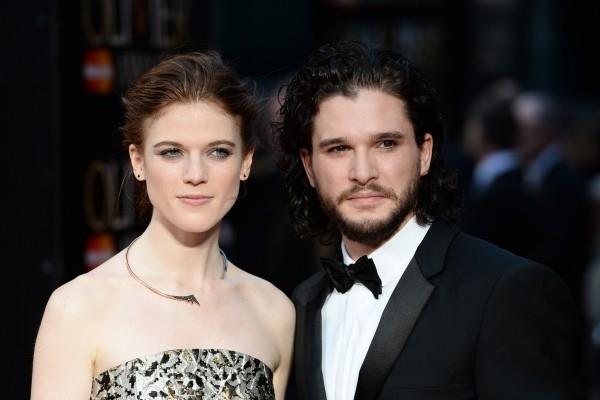 Η Kate Harington και η Rose Leslie με αριστοκρατικό ντύσιμο