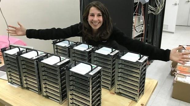 Η νεαρή επιστήμονας Katie Bouman εργάζεται πολύ για την επιτυχία