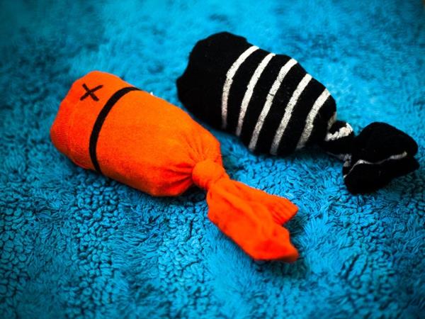 Τα παιχνίδια γάτας κάνουν κάλτσες ψάρια