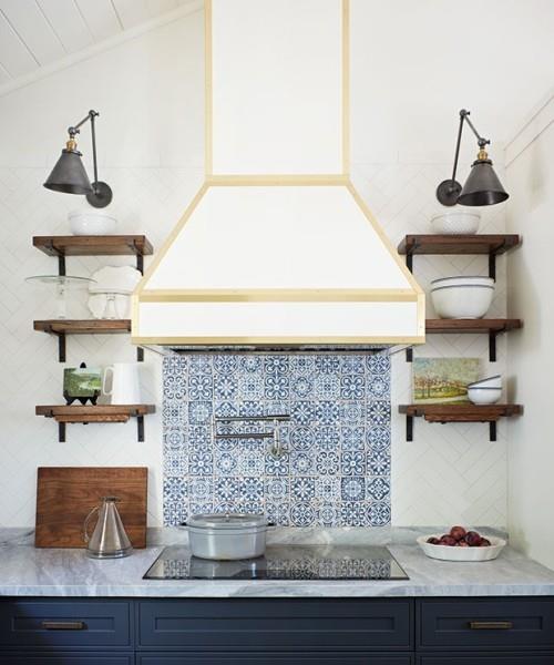 Μπλε και άσπρα πλακάκια κουζίνας σε έγχρωμο ντουέτο με λεπτό μοτίβο πίσω τοίχου κουζίνας