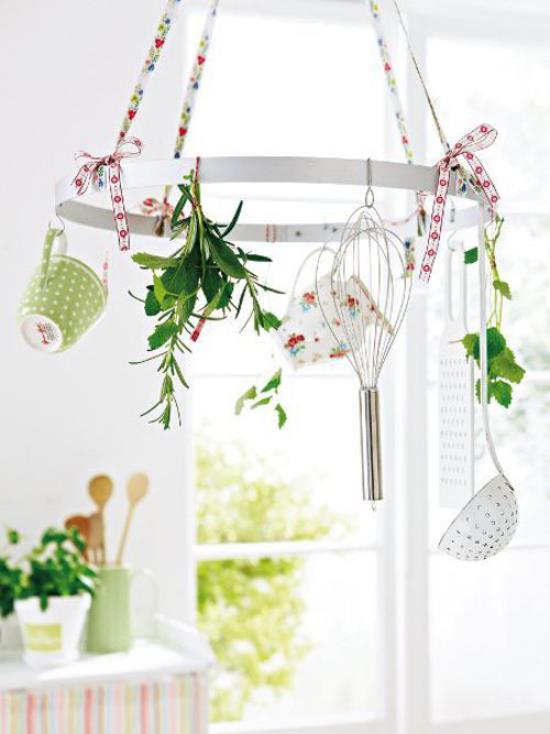 Η κουζίνα ανοιξιάτικη διακόσμηση κρεμαστών κρεμαστών κρεμασμένων στο ταβάνι διακοσμημένη με λουλούδια και χόρτα