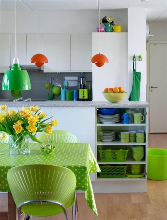 Η διακόσμηση της άνοιξης της κουζίνας μοιάζει με μοντέρνα και πρακτική επίπλωση Το πράσινο κυριαρχεί στο βάζο